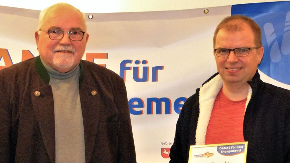 Lothar Hillmann (links), Vorstandsmitglied des Kreissportbunds Harburg-Land und ehemaliger Erster Vorsitzender des TSV Buchholz 08, ehrte Hartmut Röhrig von Blau-Weiss Buchholz. | Foto: KSB