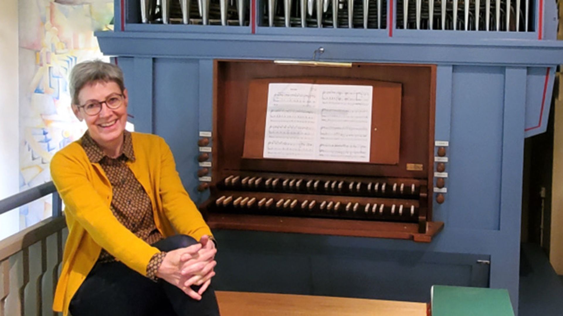 Stella Vehse vor der renovierten Orgel in Handeloh. | Foto: A. Stöss