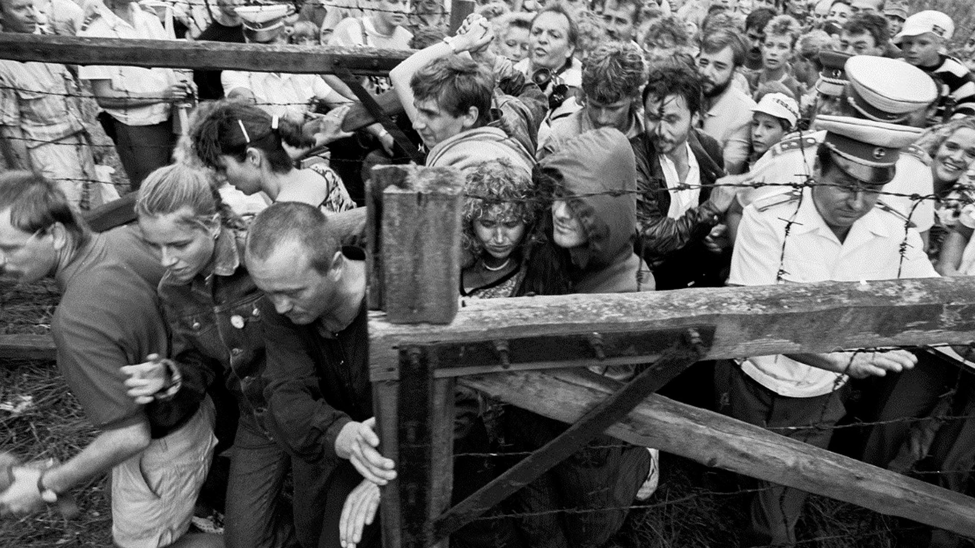 „Flucht durch das Tor“ DDR-Bürgerinnen und -Bürgern war es gelungen, bei der Friedensdemonstration in Sopron (Ungarn) am 19. August 1989 über die Grenze in die Freiheit zu gelangen. | Foto: Dirk Eisermann