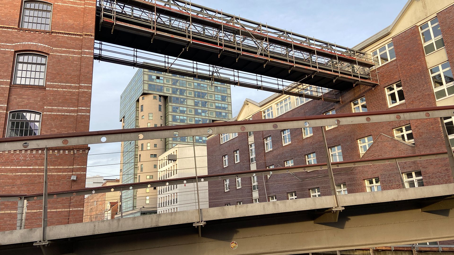 Drei wichtige Gebäude des Harburger Binnenhafens: Der Palmspeicher (lnks), die alte Seifenfrabrik (rechts) ud im Hintergrund das Silo 16. | Foto: ein