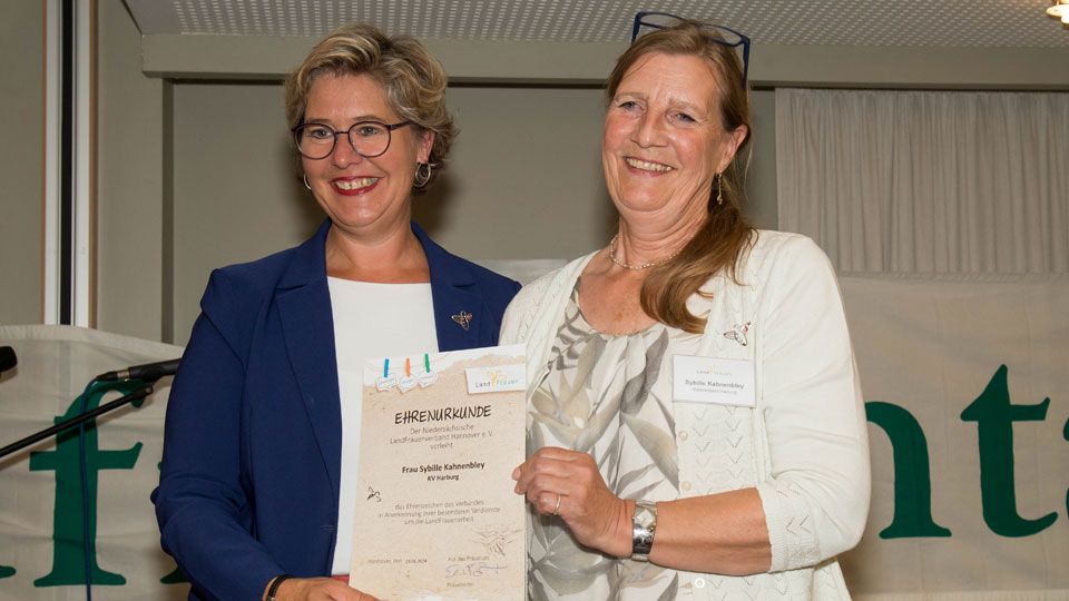 NLV-Präsidentin Elisabeth Brunkhorst verleiht die "Silberne Biene mit Niedersachsenwappen" an Sybille Kahnenbley, Kreisvorsitzende der LandFrauen im Kreis Harburg. | Foto: ein