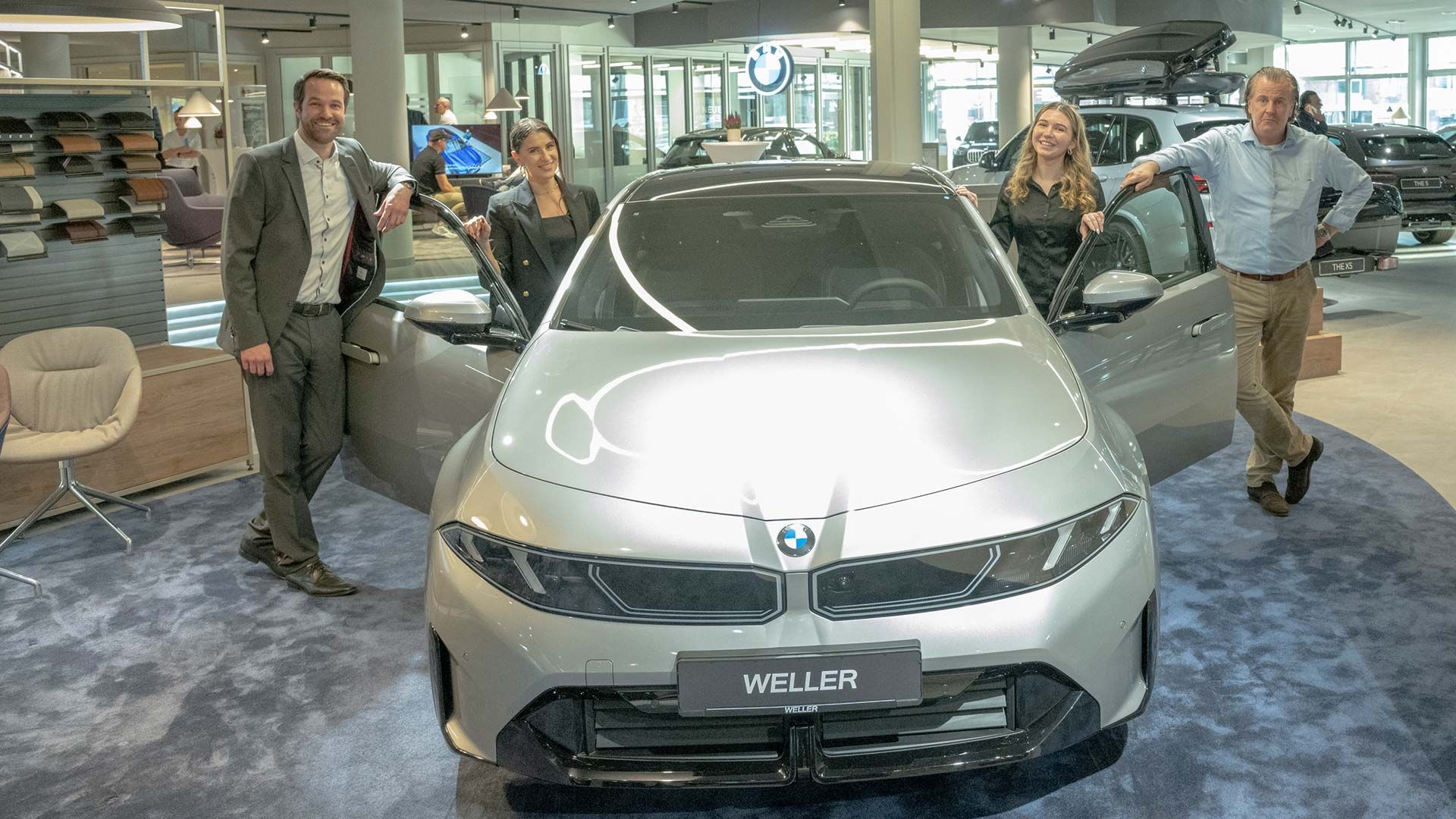 Alexander Koenen, Christina Fröhlich, Agata Szymanska und Dennis Carls freuen sich über dem neuen BMW i3.