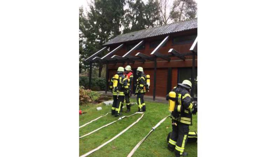 Einen Großeinsatz von Feuerwehren und Rettungsdienst löste ein brennender Adventskranz in Stelle am Sonnabend aus. | Foto: ein