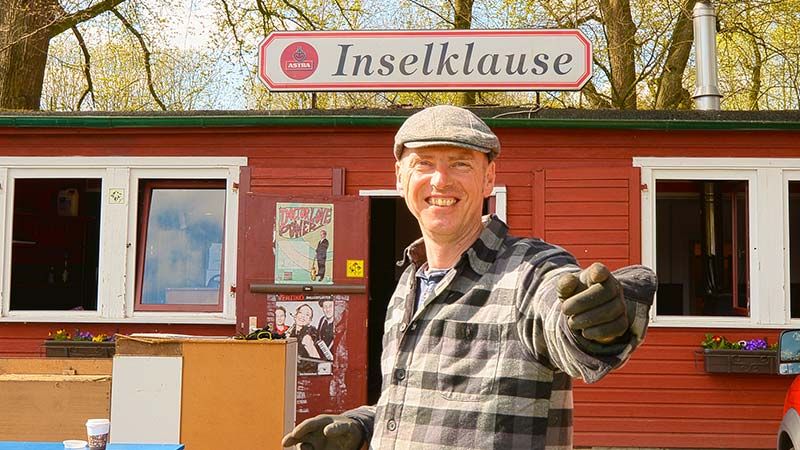 Inselwirt Andreas "Köni" Koenecke lädt am Ostersamstag zur Inselklause-Geburtstagsfeier auf die Pionierinsel. | Foto: Niels Kreller