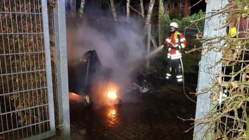 In Maschen löschte die Feuerwehr einen brennenden Müllcontainer. | Foto: ein