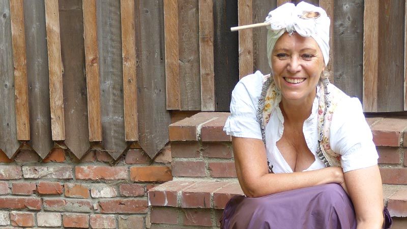 Märchenerzählerin Gabriele Schwedewsky liest in der Karoxbosteler Wassermühle Texte von Wilhelm Busch. | Foto: ein