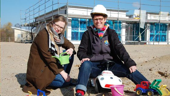 Aus Sandbergen wird in den nächsten Wochen das Außengelände der Kita Krümelkiste: Kita-Leitung Marion-Johanna Mey (links) und Ulrike Güttler von der Gemeinde Neu Wulmstorf. | Foto: Johanniter