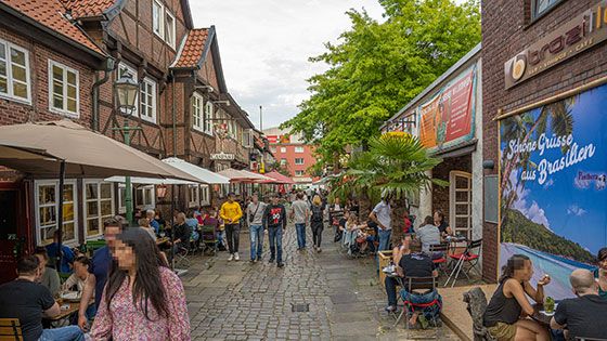 In der Lämmertwiete in Harburg geht es auch an lauschigen Abenden gesittet und mit Abstand zu. | Foto: Niels Kreller