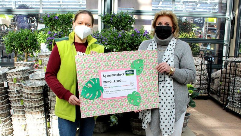 Anja Matthies-Look (links) vom Gartencenter Bellandris Matthies überreicht Anette Kosakowski Verein zur Hilfe von krebskranken Kindern Seevetal die Spende aus dem Kalenderverkauf. | Foto: ein