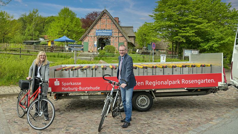 Sandra Beckerund Dirk Seidler weihten den Fahrradanhägner des Regionalpark Rosengarten-Shuttles am Freilichtmuseum am Kiekeberg ein. | Foto: ein