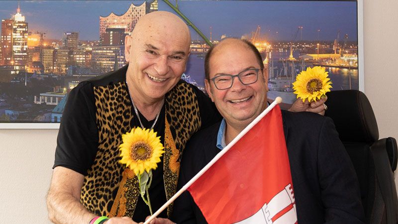 Schlagerstar Peter Sebastian (links) und Dirk Rosenkranz von der Deutschen Muskelschwund-Hilfe freuen sich auf den Inklusions-Truck beim Schlagermove. | Foto: ein