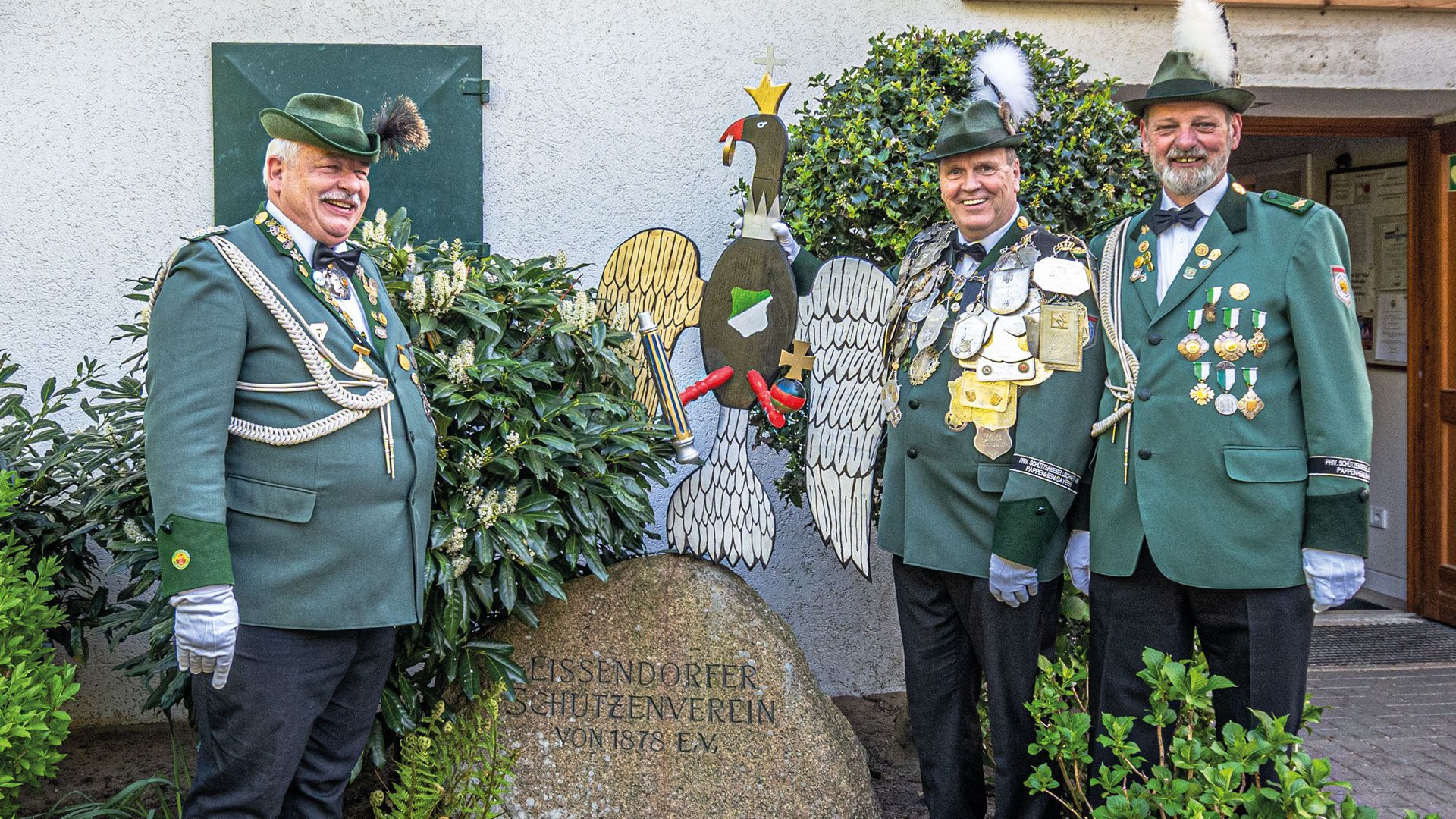 Eißendorfs König Andreas Jepp (Mitte) und seine Adjutanten Werner Krug (links) und Holger Schlüter freuen sich auf das Vogelschießen. Foto: Niels Kreller