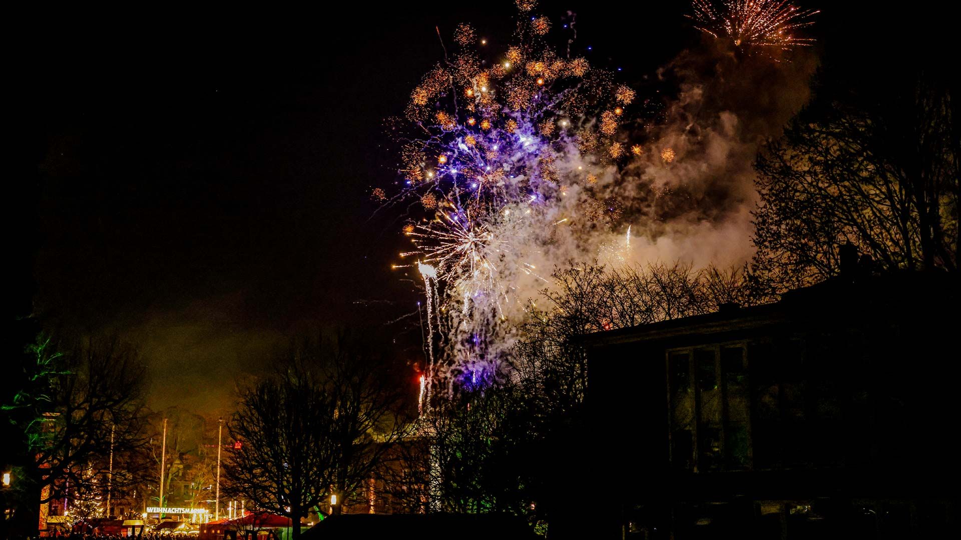 Mit einem Feuerwerk verabschiedete sich der Harburger Weihnachtsmarkt bis zum nächsten Jahr. Foto: Lenthe-Medien/Reimer