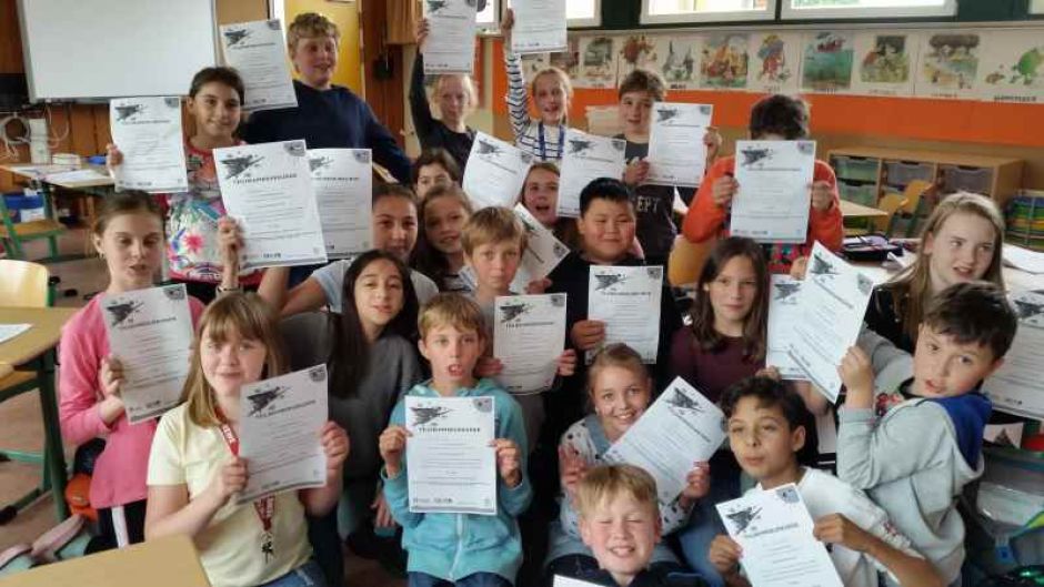Freuen sich über den tollen Erfolg- Klasse 4d aus Marmstorf | Foto: ein