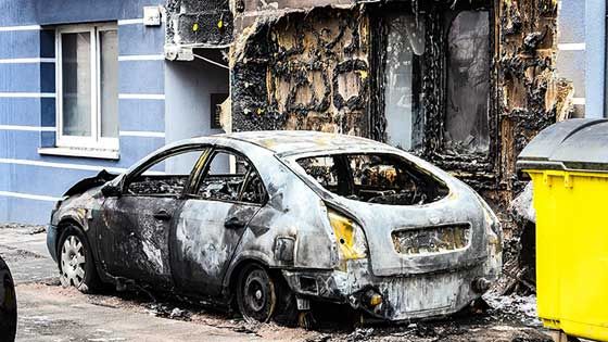 In der Bremer Straße stand dieser PKW am Neujahrsmorgen in Flammen - auch die Isolierung des Hauses hatte schon Feuer gefangen. | Foto: Niels Kreller