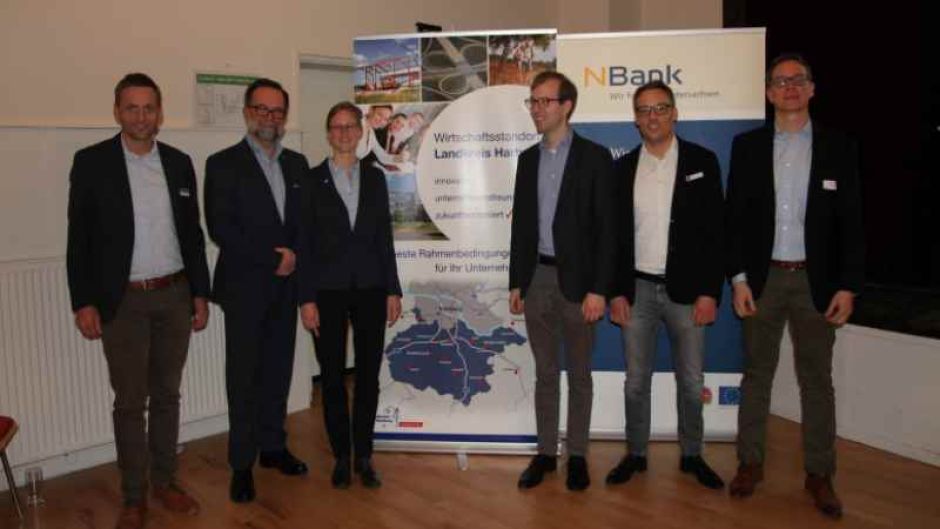 Informationen und praktische Tipps in Sachen Digitalisierung erhielten die Unternehmerinnen und Unternehmer von (von links) Thomas Nordmann (Stabsstelle Kreisentwicklung / Wirtschaftsförderung Landkreis Harburg), Michael Petz (IHK Stade & IHK Lüneburg-Wolfsburg), Birte Löhr (IHK Stade), Christian Wagener (Mittelstand 4.0-Kompetenzzentrum Hannover), Philipp Kruse (Geschäftsführer Kruse Sicherheitssysteme GmbH & Co. KG) und Florian Paulus (Gemeinde Stelle). | Foto: ein