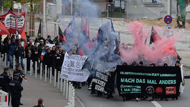 4-500 teilnehmer zähte die Anarcho-Demo zum 1. Mai in Harburg. | Foto: News4HH/Lenthe