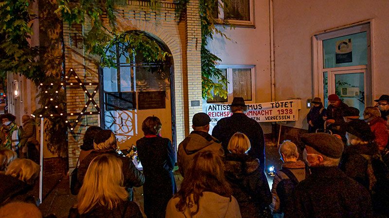 Vor dem Portal der zerstörten Harburger Synagoge an der Ecke Eißendorfer Straße/Knoopstraße legten die Teilnehmer Kränze nieder. | Foto: Niels Kreller