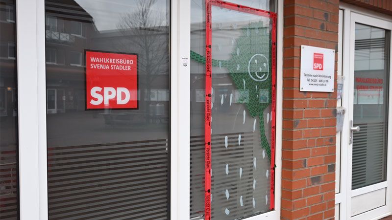 Auf das Wahlkreisbüro der SPD-Bundestagsabgeordneten Svenja Stadler in Fleestedt gab es einen Anschlag: Eine Scheibe wurde eingeworfen. | Foto: Dieter Dachs