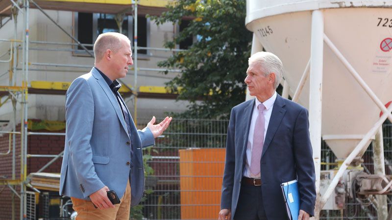 Intensiv besprechen Bürgermeister Tobias Handtke (links) und Landrat Rainer Rempe eine umfangreiche Themenpalette, im Mittelpunkt dabei: die Situation des Personennahverkehrs. | Foto: Landkreis Harburg