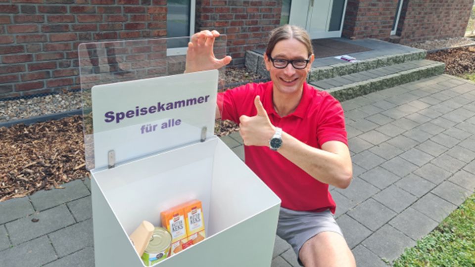 Pastor Helge Scholz freut sich über die zweite "Speisekammer für alle" in Neu Wulmstorf, die vor seinem Pfarrhaus an der Lutherkirche steht. | Foto: W. Hochfeld