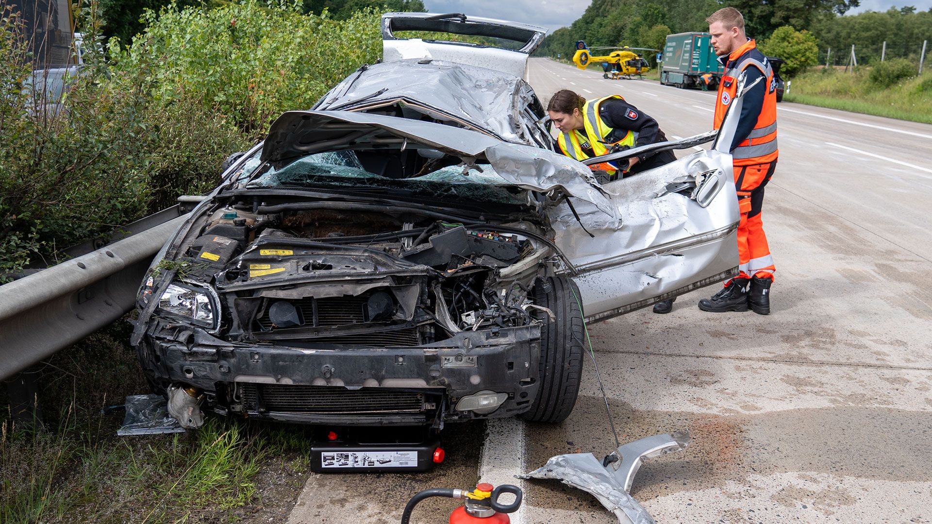 Der Fahrer dieses Pkw wurde mit seinem auto unter den Lkw geschleudert und dabei schwer verletzt. | Foto: JOTO