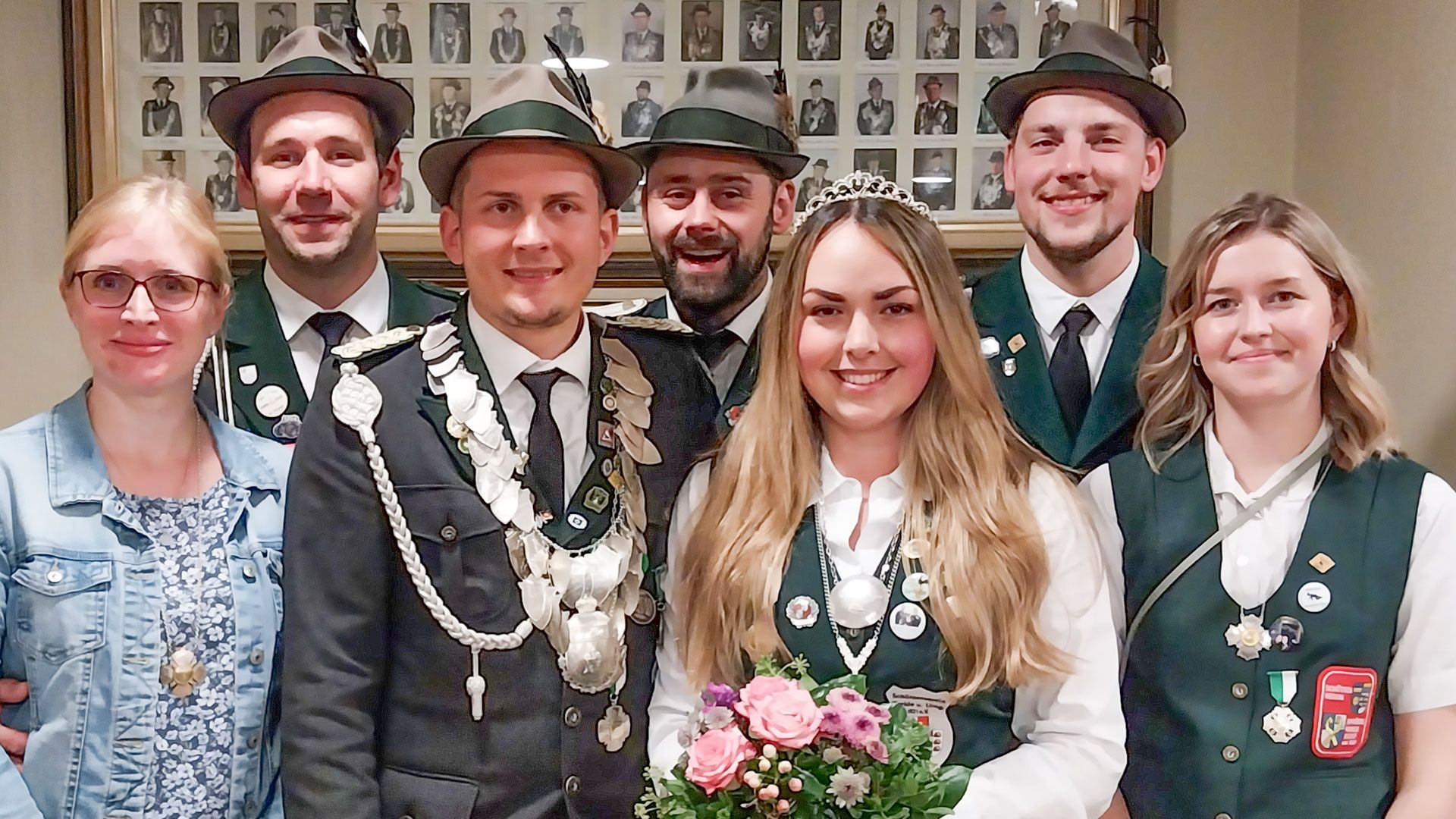 Die neue Vizekönigscrew des SV Sprötze-Kakenstorf: Christian Hein (von links), Ricka und Nico Kröger, Jannik und Christin Tödter, Jan-Peter Ebeling (im Hintergrund) Felix Müller und Lea Schmidt. | Foto: Verein