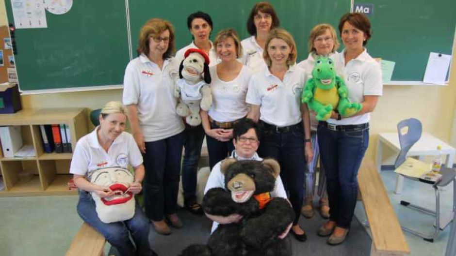 Dr. Birgitta Abraham mit Kolleginnen des Jugendzahnärztlichen Dienstes. Von links: Dr. Ingrid Schenk (Zahnärztin), Ruth Grimm (Prophylaxefachkraft), Nicole Grgurinovic (Prophylaxefachkraft), Ute Thielsen (Prophylaxefachkraft), Birgit Deeth (Zahnmedizinische Fachangestellte), Christiane Kruse (Prophylaxefachkraft), Dr. Birgitta Abraham (Zahnärztin), Anke Czarnitzki (Zahnmedizinische Fachangestellte), Silvia Homann (Prophylaxefachkraft). | Foto: ein
