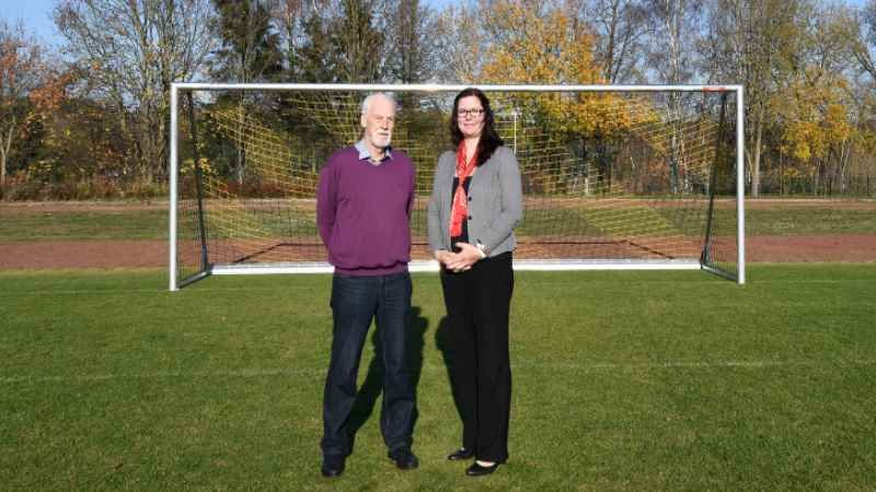 Peter Relotius, Erster Vorsitzender der Turnerschaft Westerhof, und Marjana Ivkovic, Leiterin des Beratungscenters der Sparkasse Harburg-Buxtehude in Nenndorf, vor einem der neuen Tore. | Foto: Niels Kreller