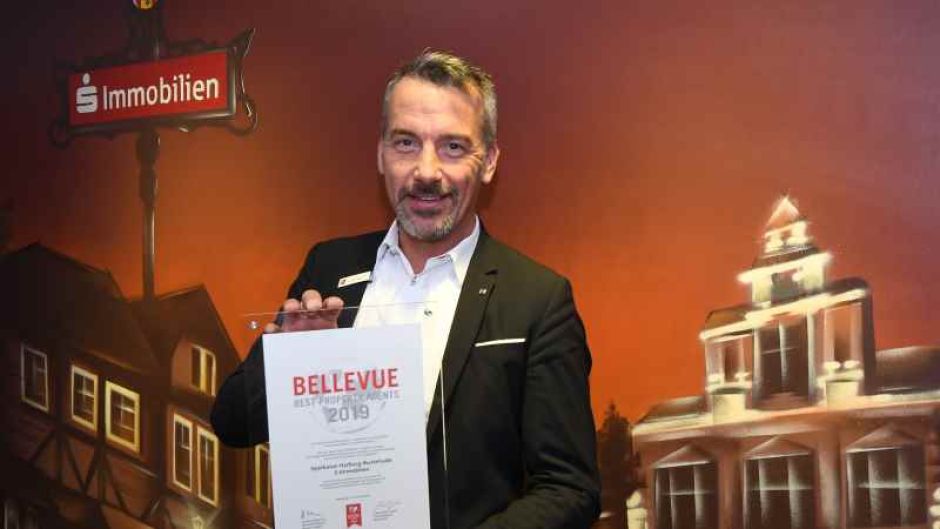 Michael Hager präsentiert stolz die erneute Auszeichnung der Sparkasse Harburg-Buxtehude für den Bereich S-Immobilien. | Foto: ein