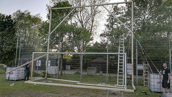 Die große Leinwand auf dem Sportplatz des Moorburger TSV wird für das Autokino aufgebaut. | Foto: Elbdeich e.V.