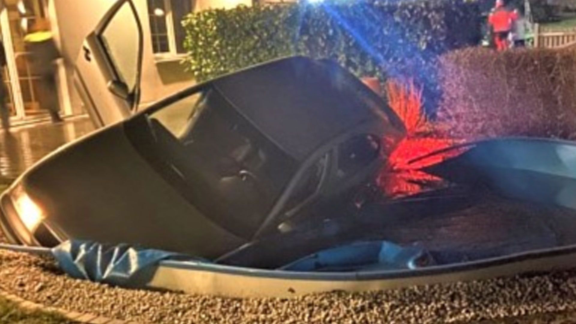 MIt seinem Auto landete der 74-Jährige in einem Swimmingpool. | Foto: Polizei