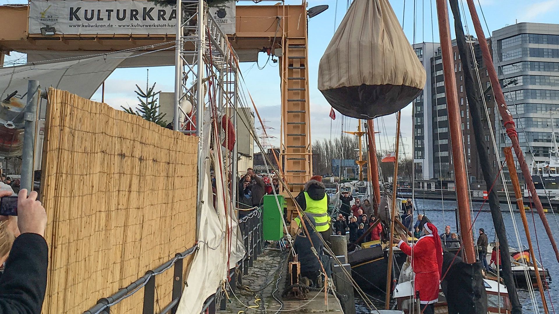 Beim Ausladen des großen Geschenkesacks des Nikolaus' muss der Gelbe Krank helfen. | Foto: ein