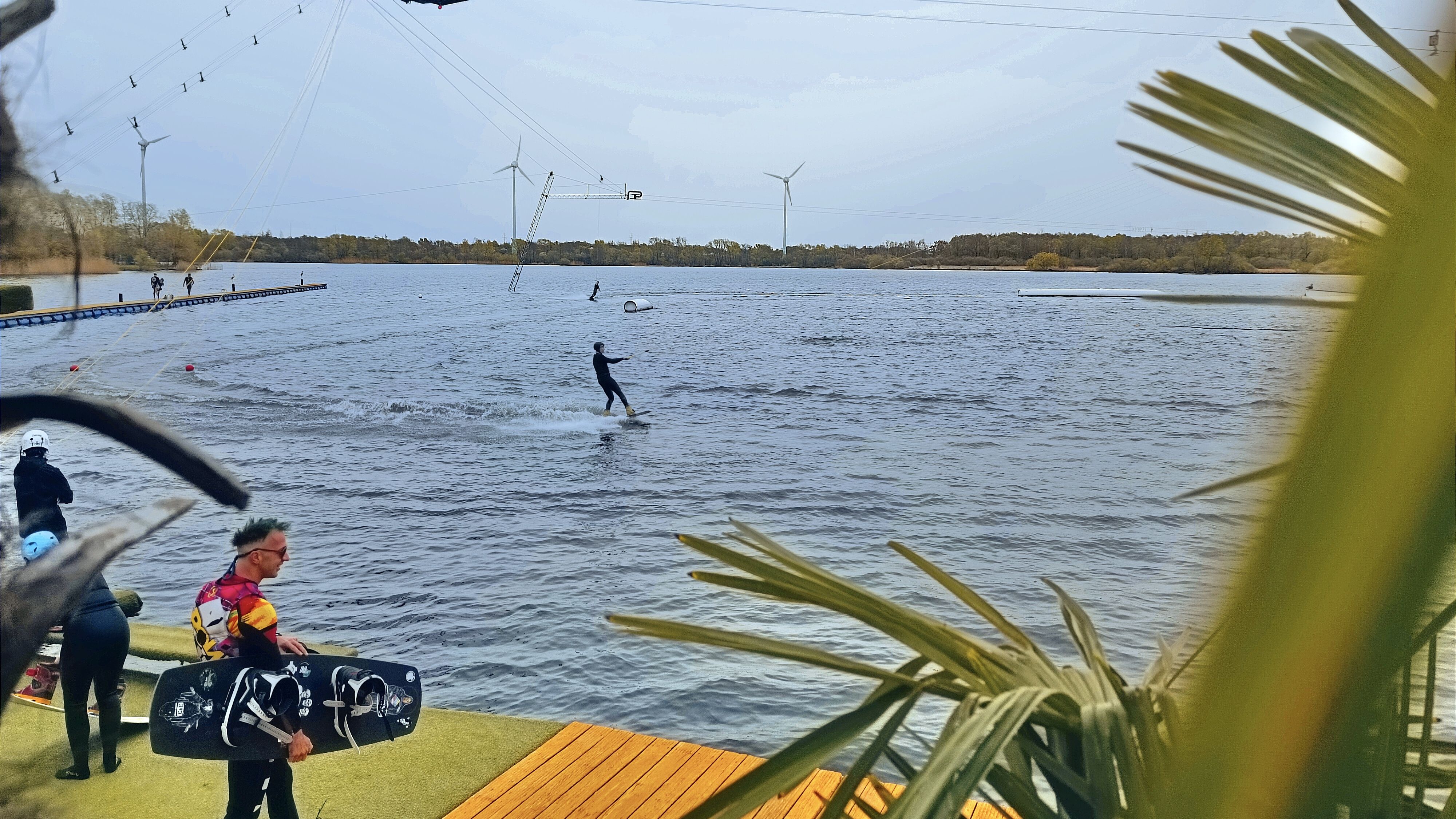 Die Wasserski- und Wakeboard-Anlage am Neuländer Baggersee ist in die Saison gestartet. | Foto: Niels Kreller