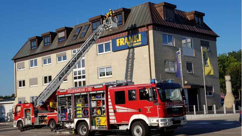Die Feuerwehren aus Maschen und Meckelfeld übten gemeinsam bei einer Einsatzübung unter anderem das Retten von Personen über die Drehleiter. | Foto: ein