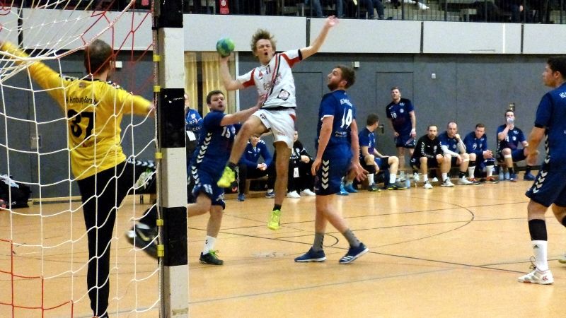 Mats Manthe wird von Barmbeks Abwehr in der Luft attackiert. | Foto: ein
