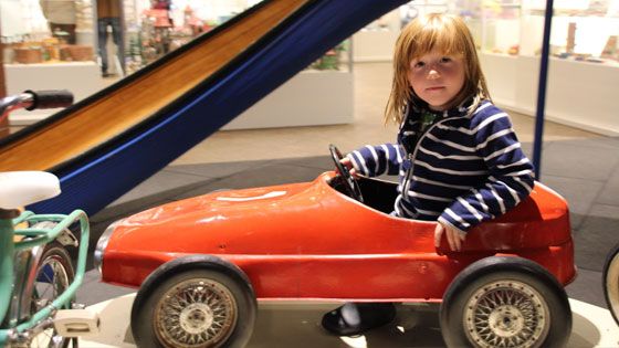 Die historische Rutsche und das Karussell sorgen für viel Spaß in den Spielwelten im Freilichtmuseum am Kiekeberg  | Foto: FLMK