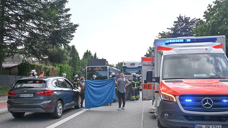 Der Rettungsdienst kümmerte sich um den nicht ansprechbaren Mann. | Foto: HamburgNews