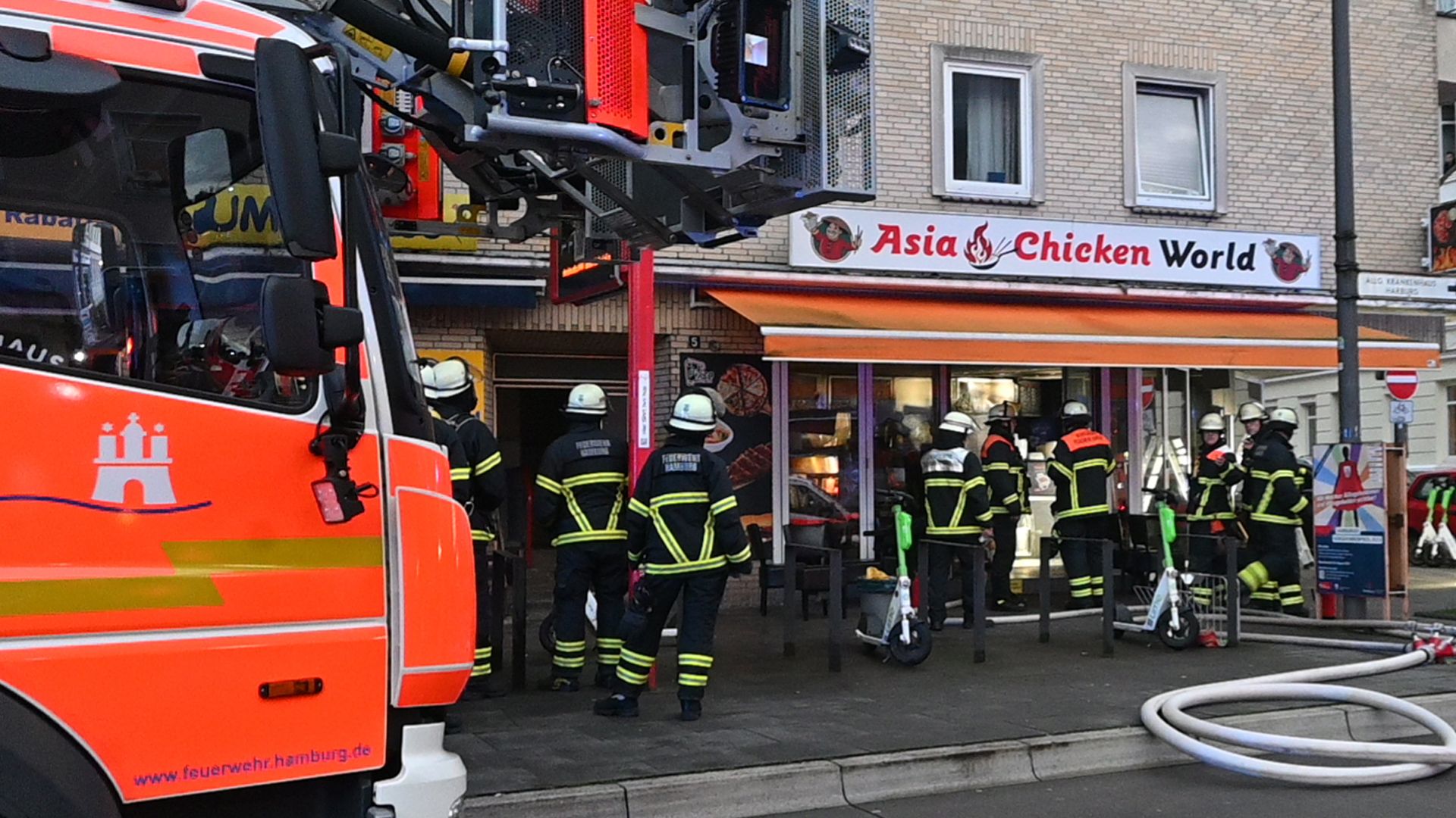 Ein Fettbrand in diesem Imbiss in Heimfeld führte zu einem Großeinsatz der Feuerwehr. | Foto: HamburgNews