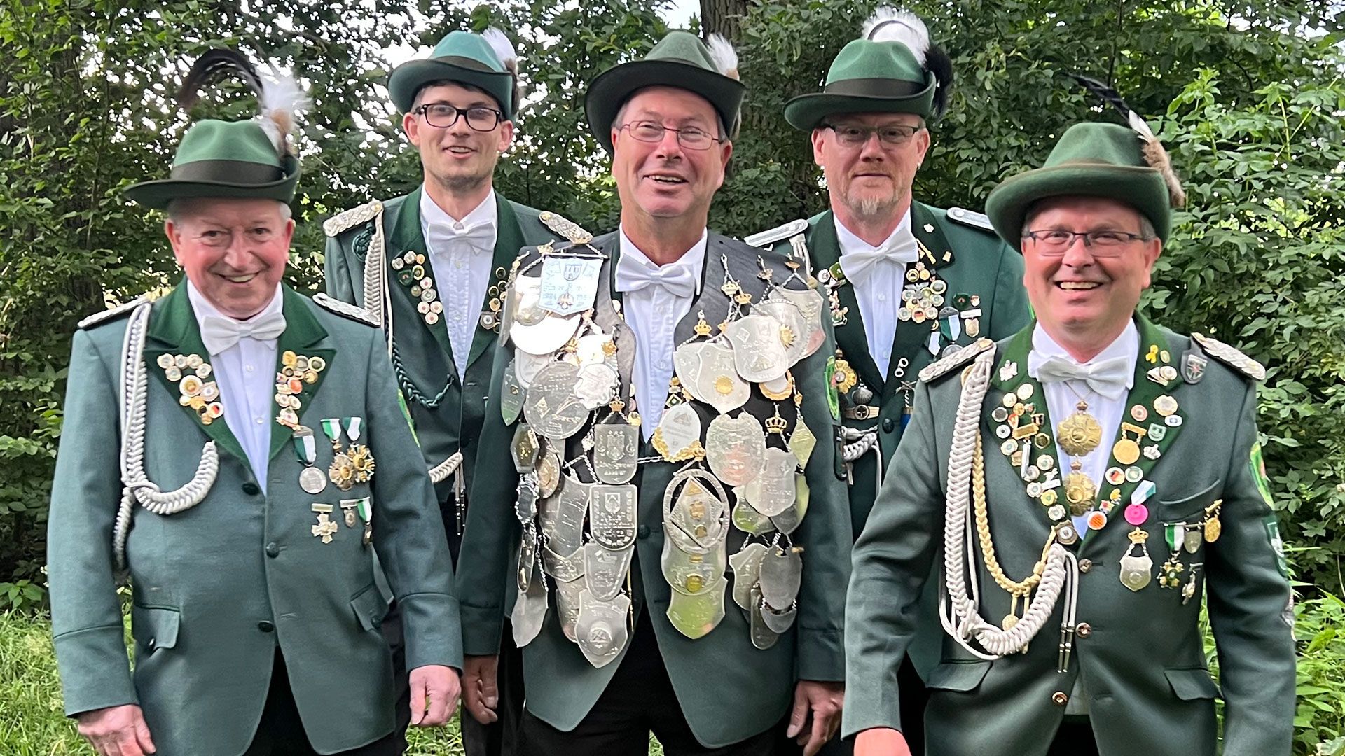 Der König und seine Adjutanten Gerd Wittleben (von links), Dominik von Boden, Thorsten von Boden, René Geschke-Böttcher und André Siebert. | Foto: Frank Schwarz