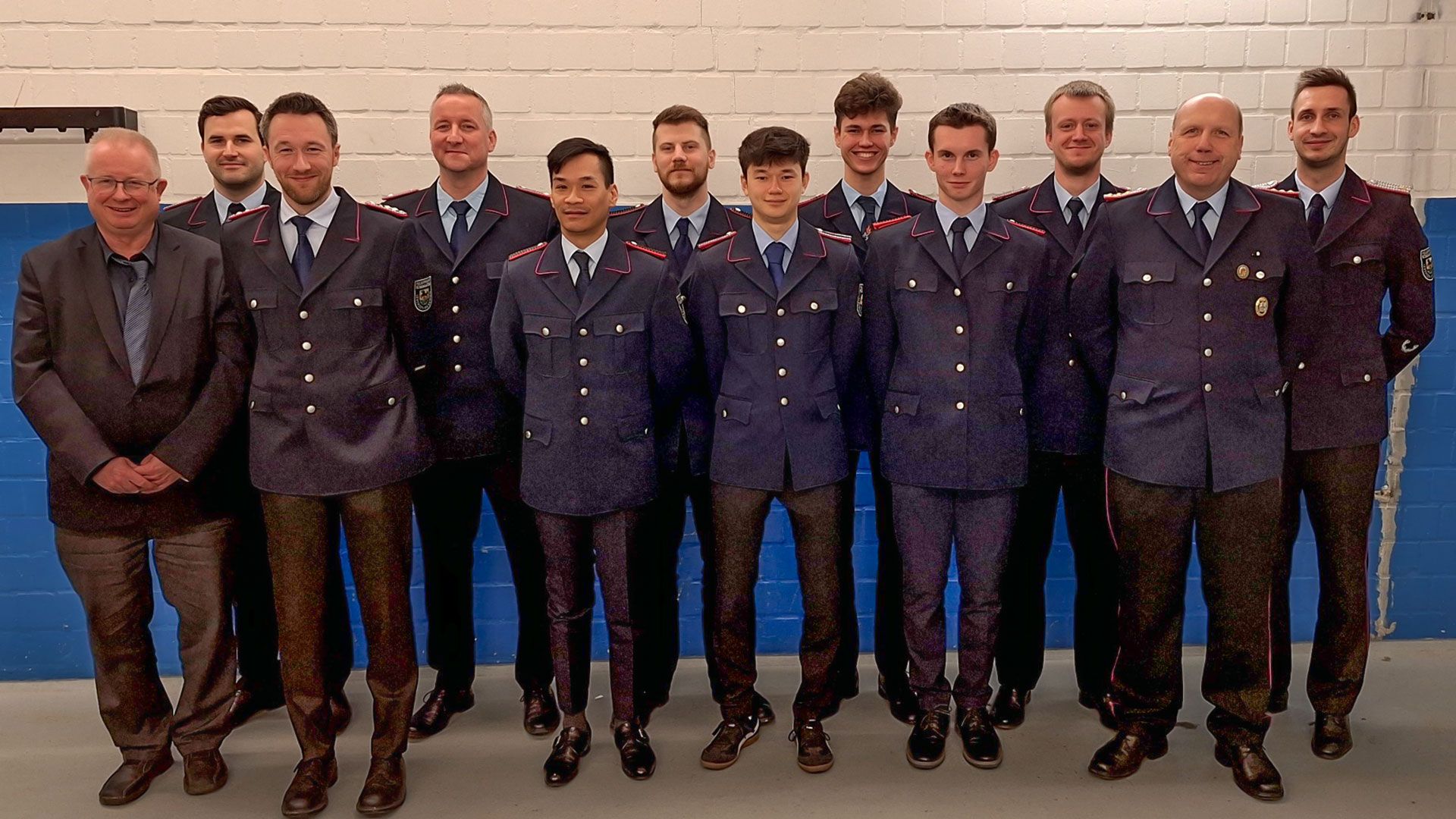 v.l. 1. Gemeinderat C. Peters, Ortsbm-V1 B. Eisenschmidt, Phillip Instinske, Timo Ziegler, Tuyet Hop Vu, Justin Justkowski, Theo Stollmann, Maxim Bothe, Konstantin Block, GBM D. Behmer, Ortsbm. N.Schubert | Foto: ein