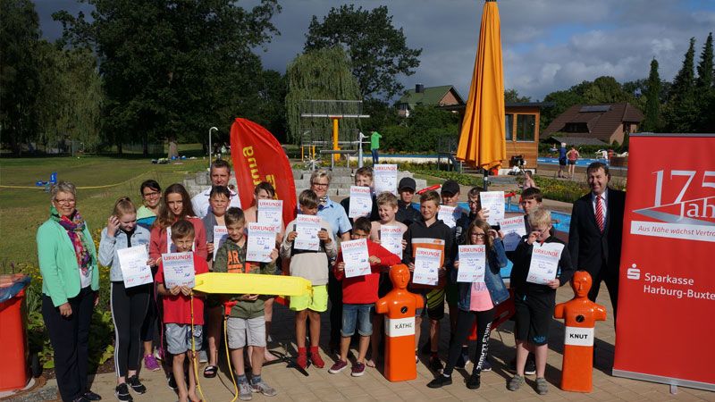 Schüler der Schule am Düvelshöpen mit Vertretern der Sparkasse Harburg-Buxtehude und der DLRG. | Foto: ein