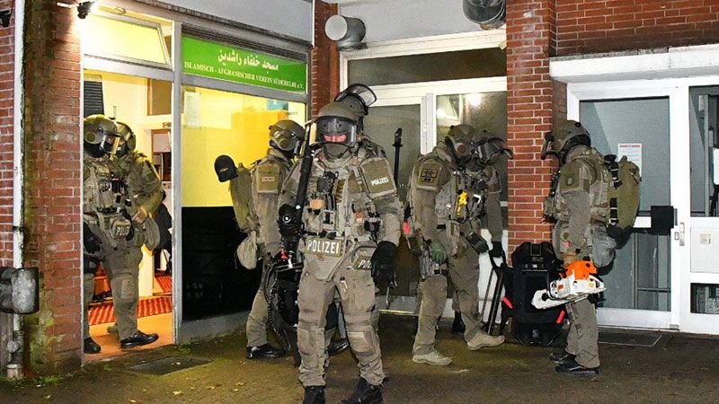 Im Rehrstieg in Hausbruch durchsuchte das SEK der Polizei in der Nacht diesen Kulturverein und nahm einen Jugendlichen fest. | Foto: HamburgNews