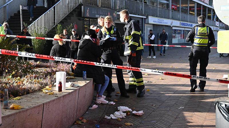 Nachdem am Sand in Harburg ein Mann durch Stiche verletzt wurde, vernahm die Polizei Zeugen. | Foto: HamburgNews