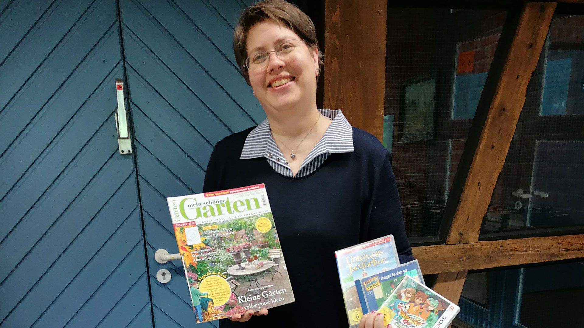 Helga Wiedermann (Bücherei Seevetal) präsentierte im Vorjahr zahlreiche zu verkaufende Medien aus dem Bestand. | Foto: Gemeinde Seevetal