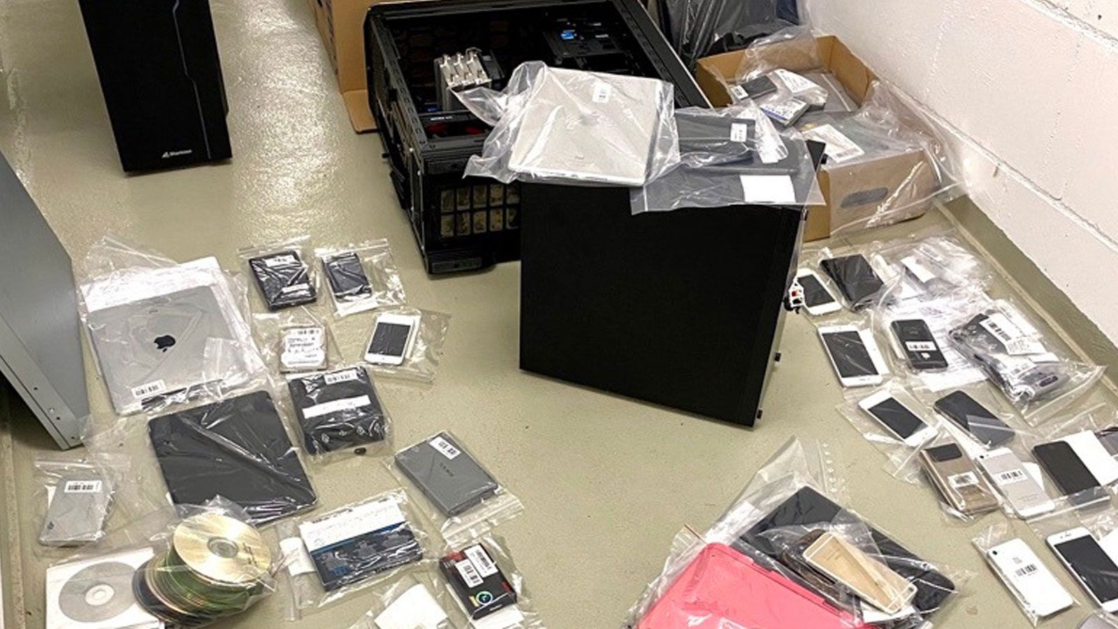 Ein Teil der sichergestellten Datenträger, die nun ausgewertet werden müssen. | Foto: Polizei