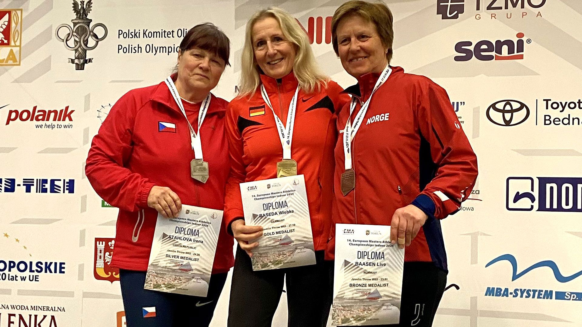 Wiebke Baseda von SV Grün-Weiss Harburg war bei den Hallen-Europameisterschaften erfolgreich. Auf Platz zwei kam Irena Stahlova aus Tschechien (links) und Platz drei belegte Live Baasen aus Norwegen. | Foto: ein
