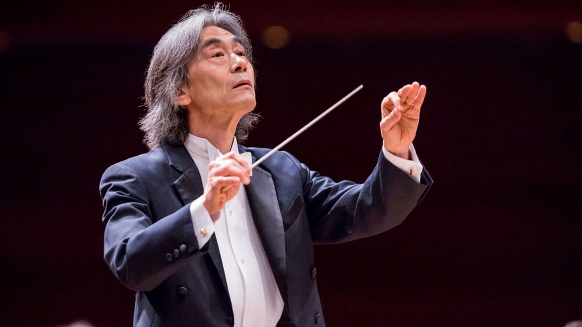 Generalmusikdirektor und Chefdirigent Kent Nagano dirigiert in der Heimfelder Friedrich-Ebert-Halle. | Foto: Antoine Saito