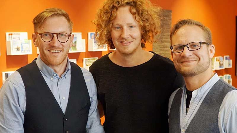 Drücken Michael Schulte (Mitte) mit den Fans beim ESC die Daumen: Torsten Lange vom Stadtmarketing Buxtehude und Hendrik Teetz von der Disktothek Freudenhaus. | Foto: Hansestadt Buxtehude
