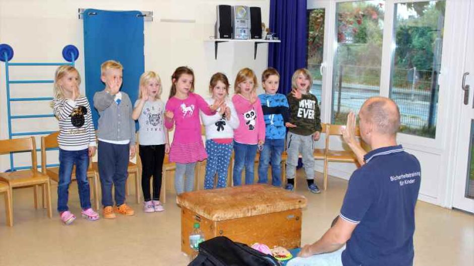 Im Sicherheitstraining lernen Kinder, mit Worten und Gesten Grenzen zu setzen. | Foto: ein